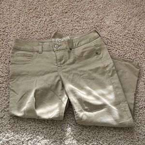 LIKE NEW - SO crop khaki pants